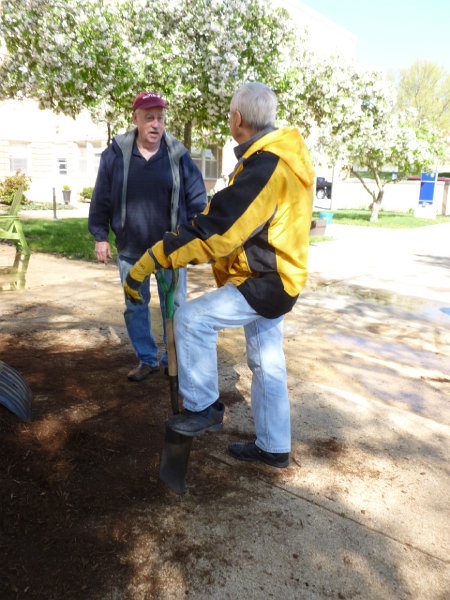 VA Garden April 2013 051